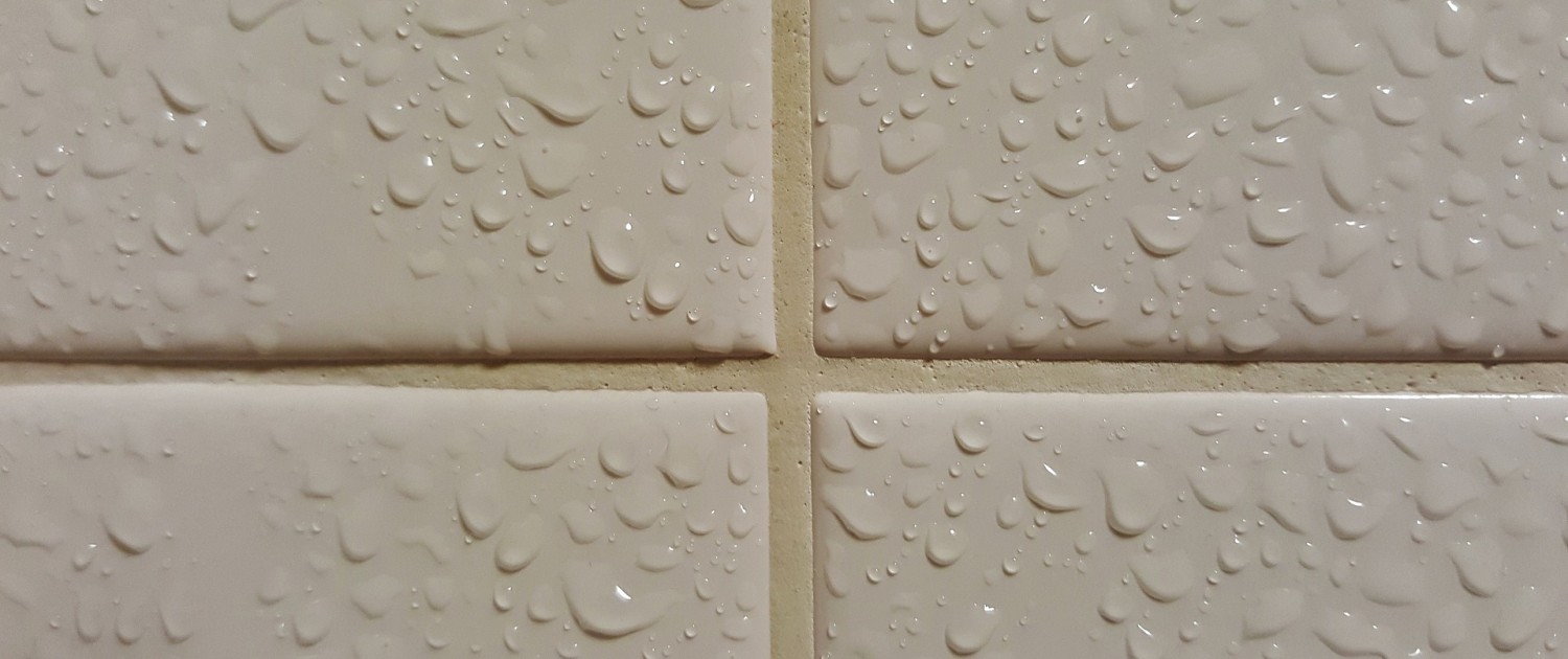 bathroom-condensation-on-tiles