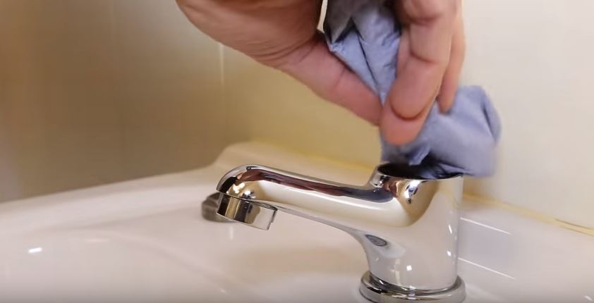 Cleaning inside a monobloc tap