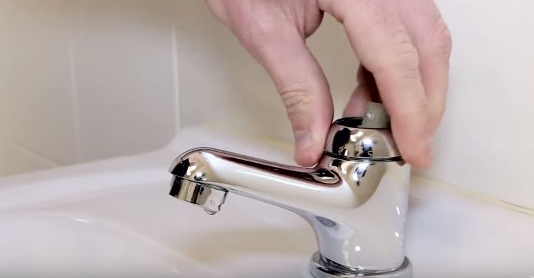 dismantling a dripping monobloc tap