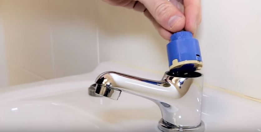 Removing a thermostatic cartridge from a monobloc tap