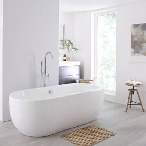 freestanding bath in modern bathroom