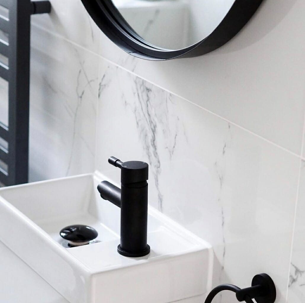 Mono basin mixer tap