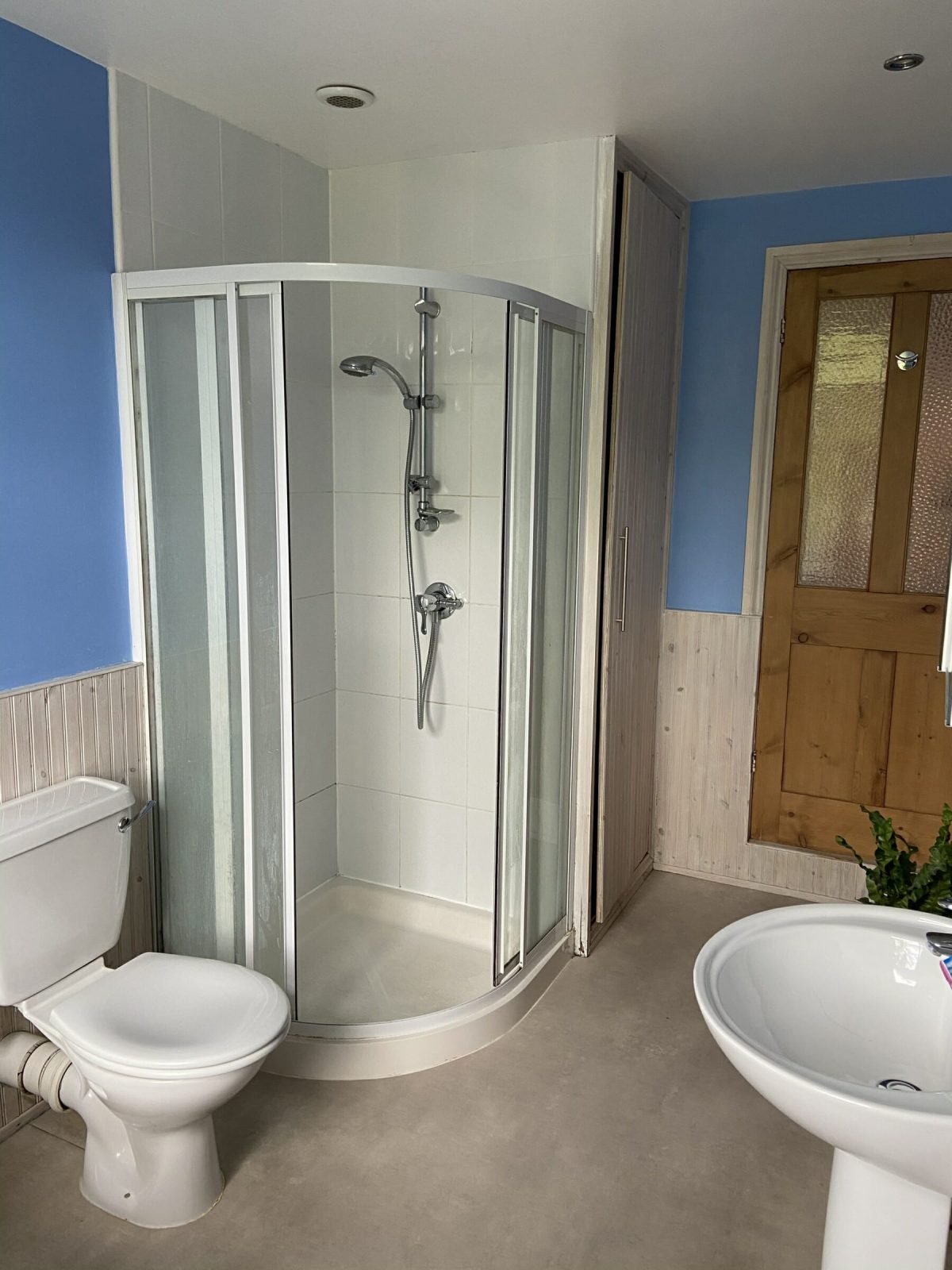 bathroom before photo 1