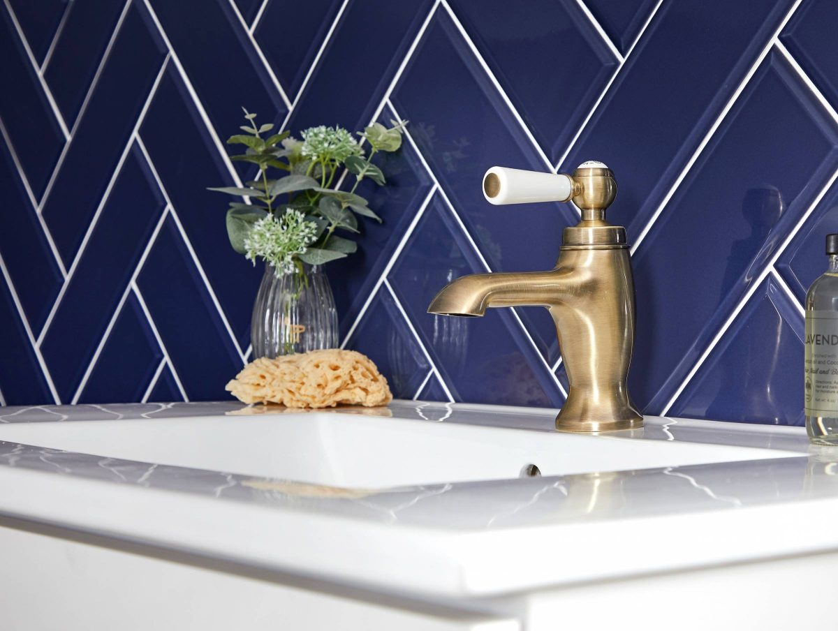 mono traditional basin tap