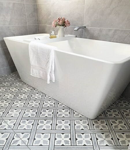 White modern freestanding bathtub