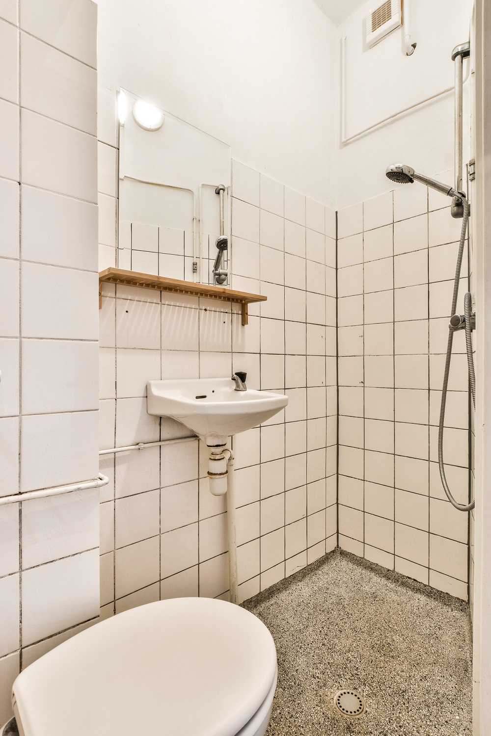 old shabby bathroom in need of renovation